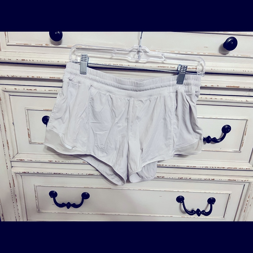 Lululemon hotty hot white size 10 with 2.5” inseam